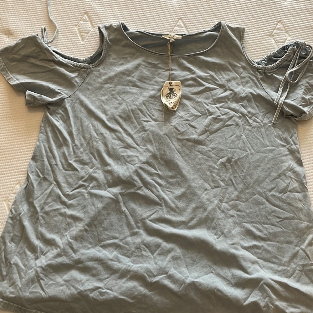 NWT Easel cutout shoulder Top - Large